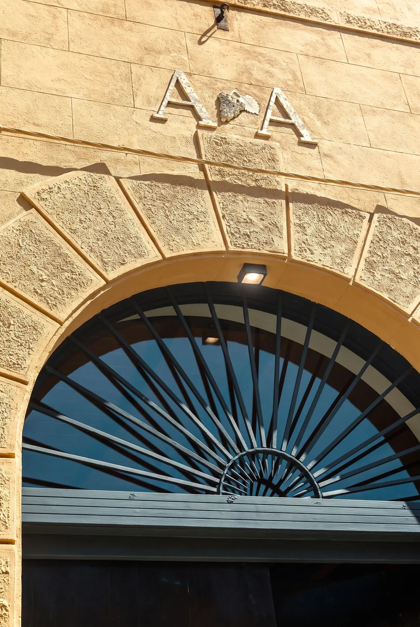Il monogramma inciso nella pietra sopra l’arco del portone