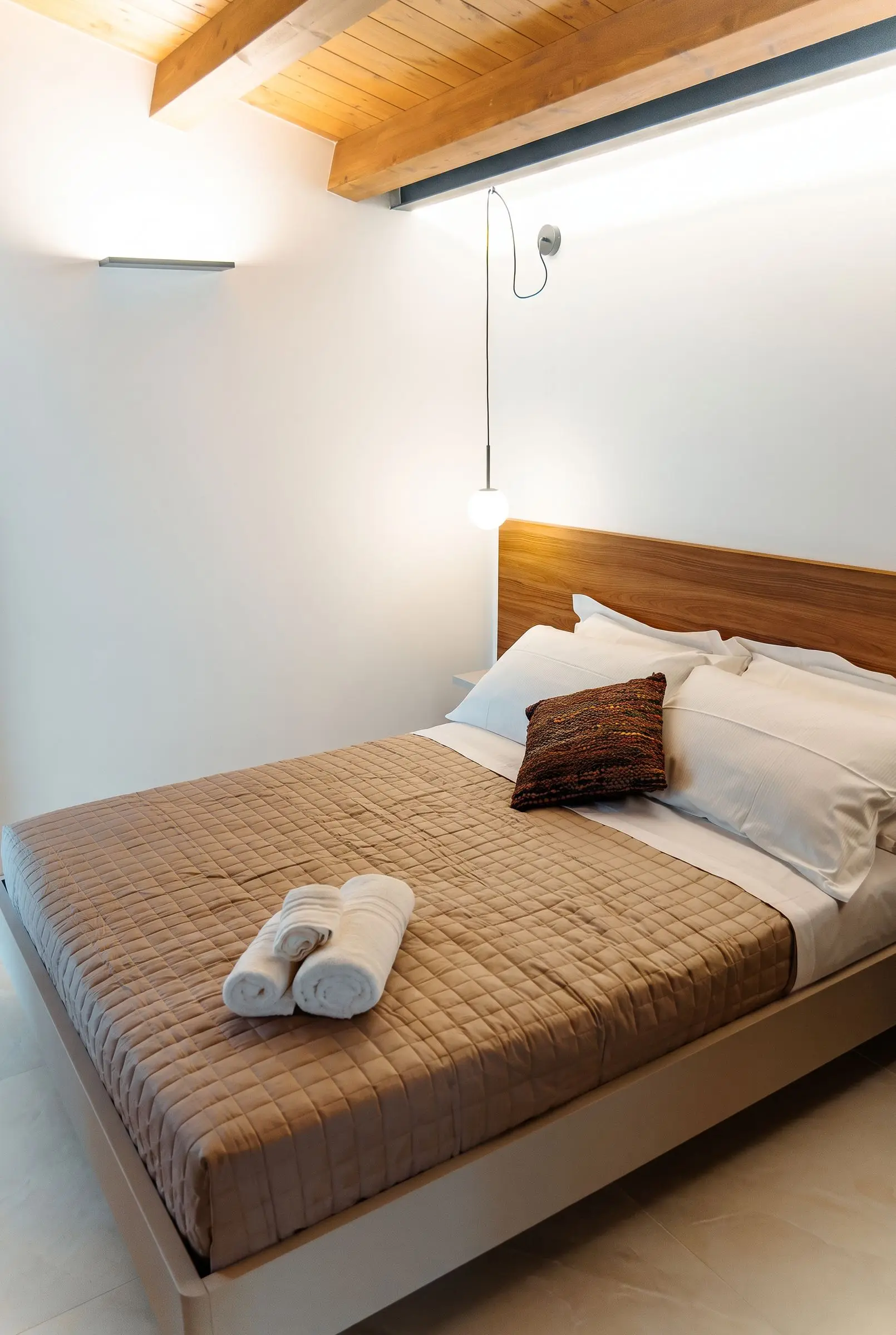 Il letto di Citrus con le lenzuola risvoltate