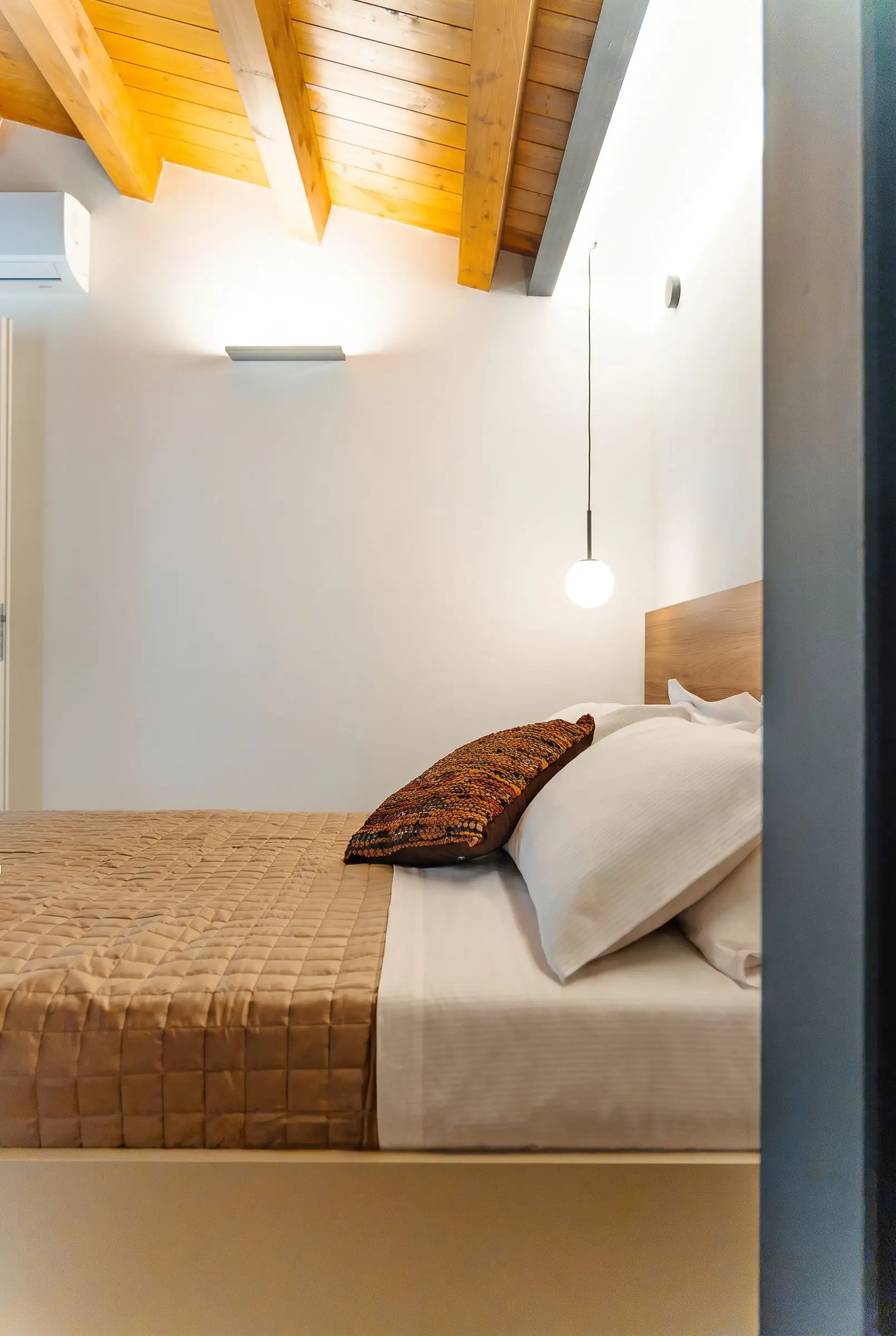 Il letto di Citrus di lato, sotto le travi inclinate