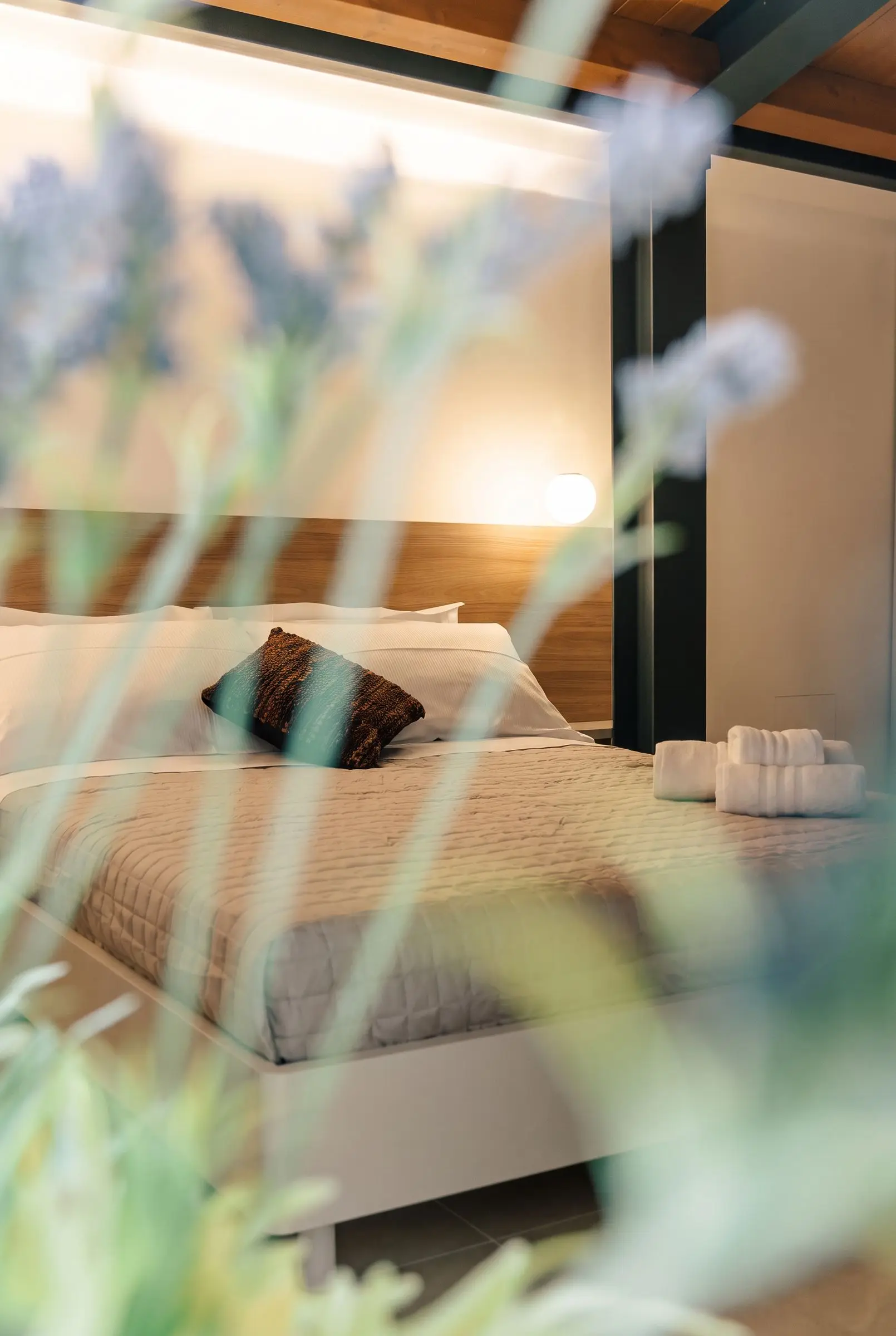 Il letto di Citrus tra i rami, la lampada accesa