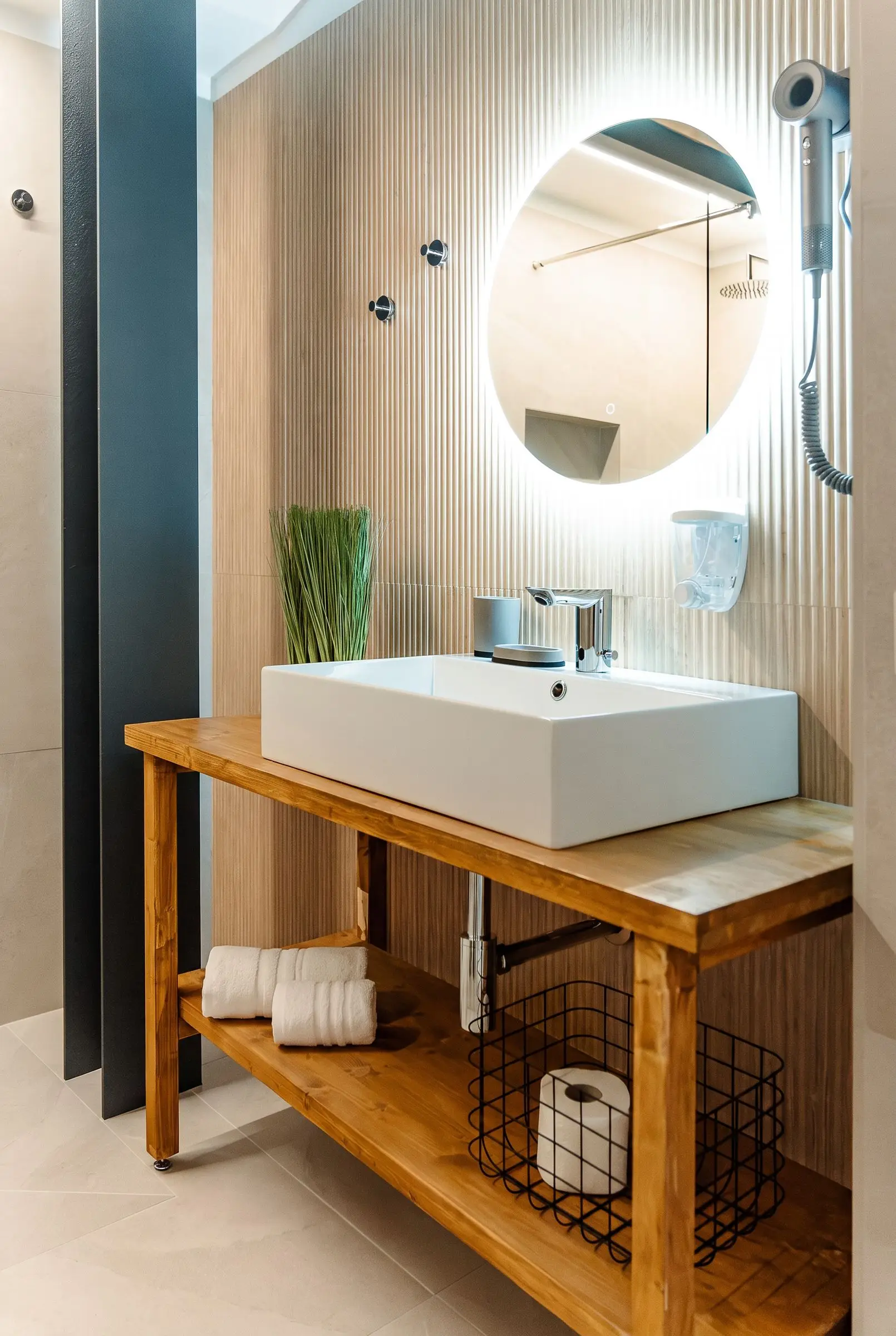 Il bagno di Citrus, il lavabo su top in legno massello