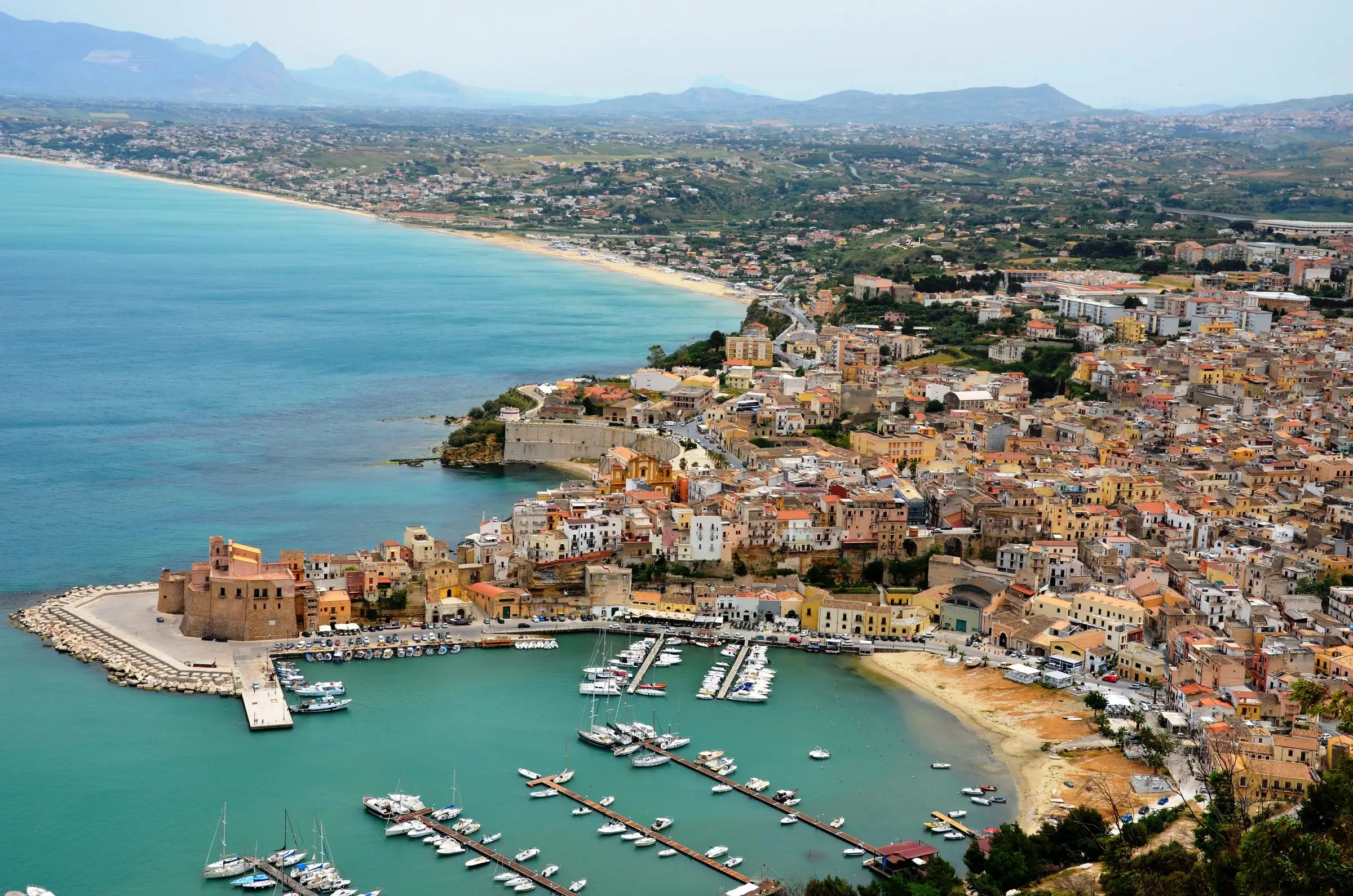 Castellammare del Golfo dall’alto, il porto, il castello sul mare e la spiaggia che gira verso ovest