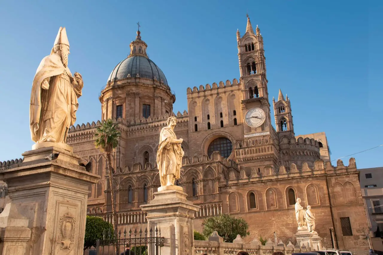 La cattedrale di Palermo, le statue sul muro di cinta e il campanile