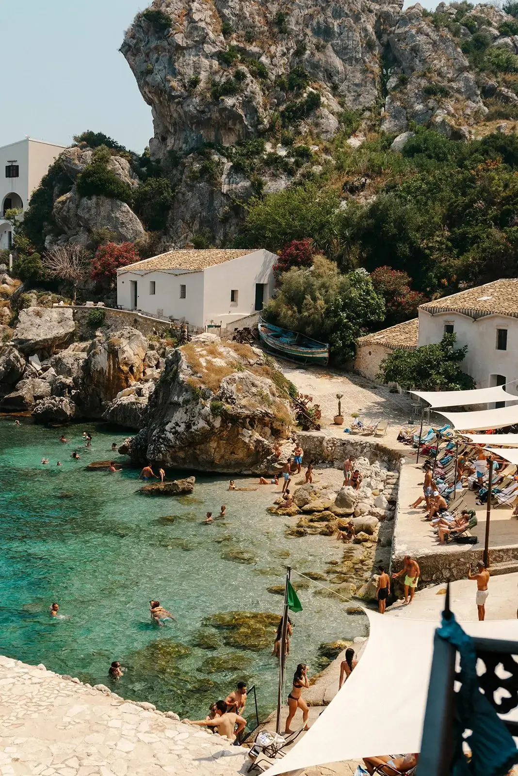 La tonnara di Scopello, le case bianche sotto la rupe e l’acqua trasparente della cala