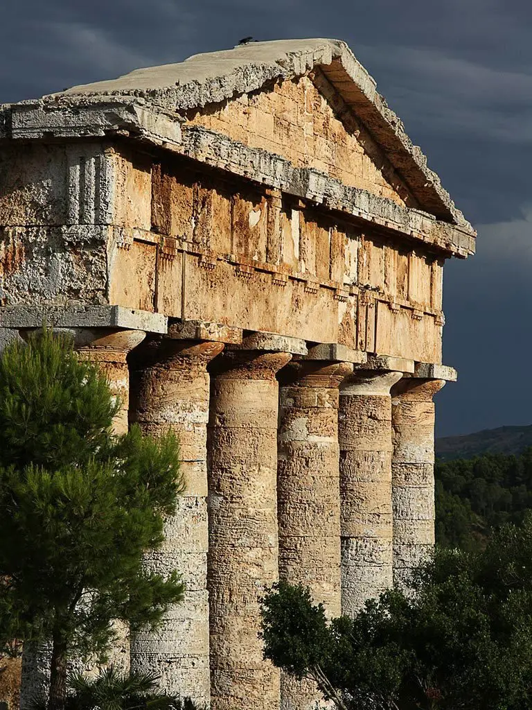 Il tempio dorico di Segesta, il frontone e le colonne nella luce del tardo pomeriggio