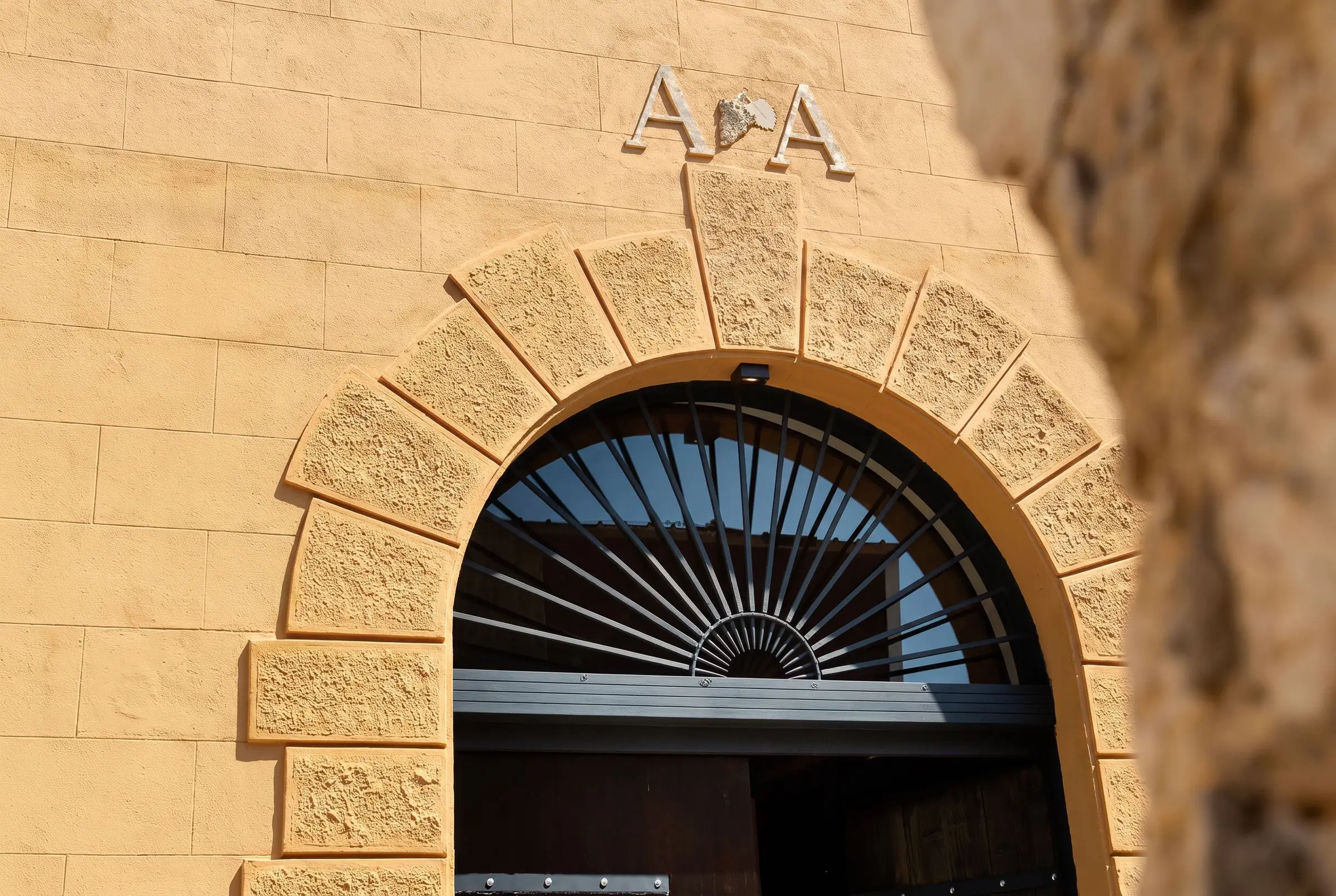 La facciata di Antiche Cantine in via Madonna del Riposo ad Alcamo
