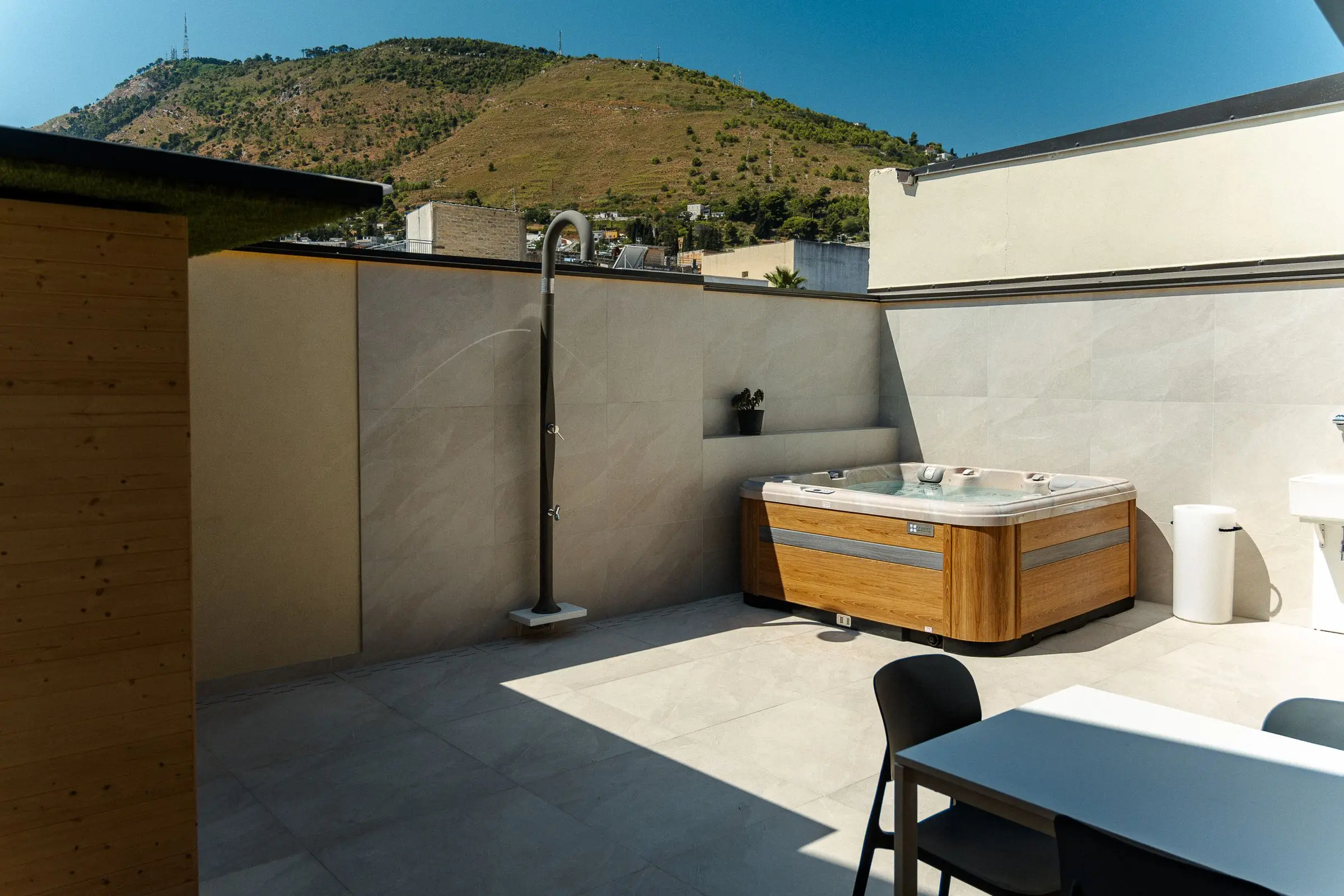 La terrazza per intero, la doccia all’aperto e la vasca in fondo