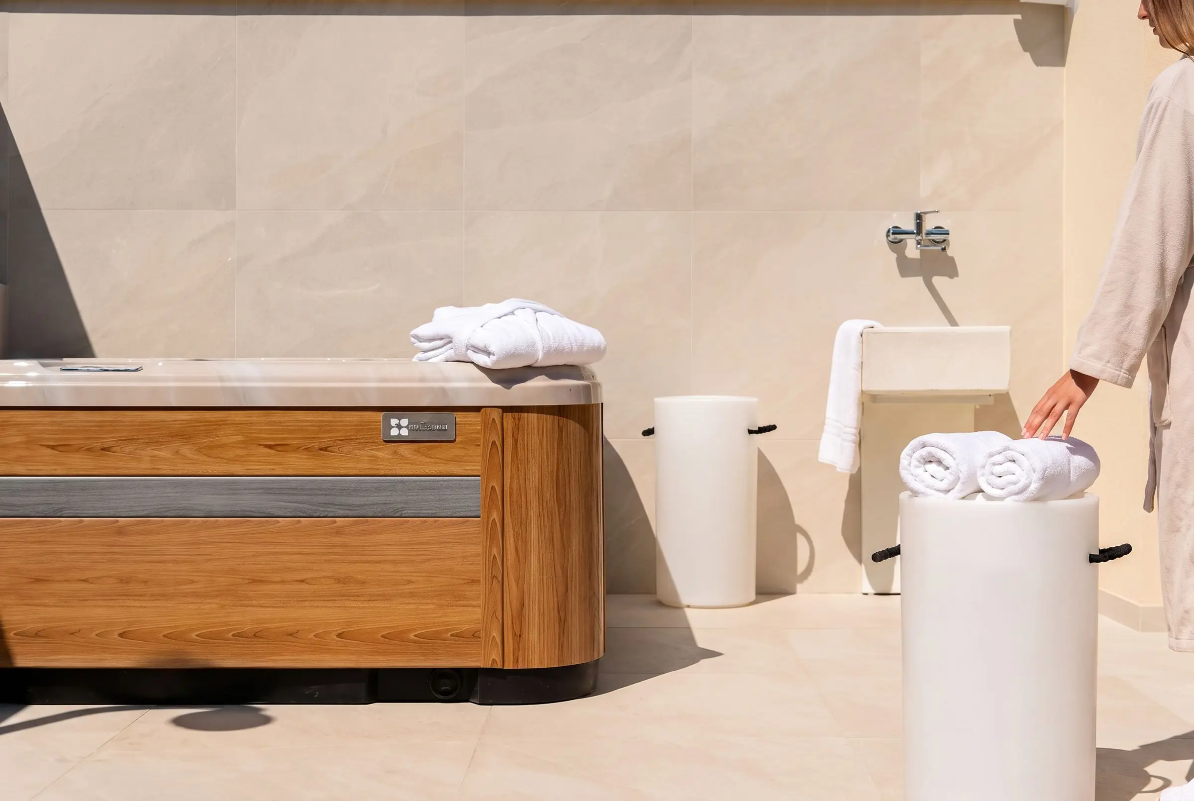 Il lavabo esterno accanto alla vasca idromassaggio