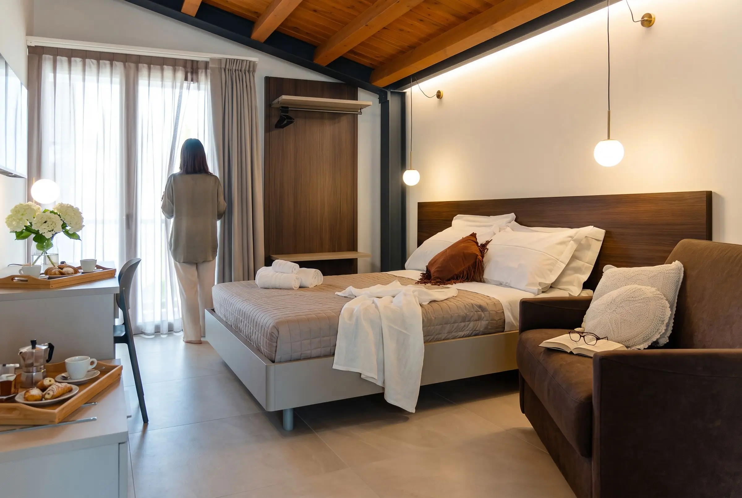 La camera Myrtus, il letto, il divano e la finestra sulla strada