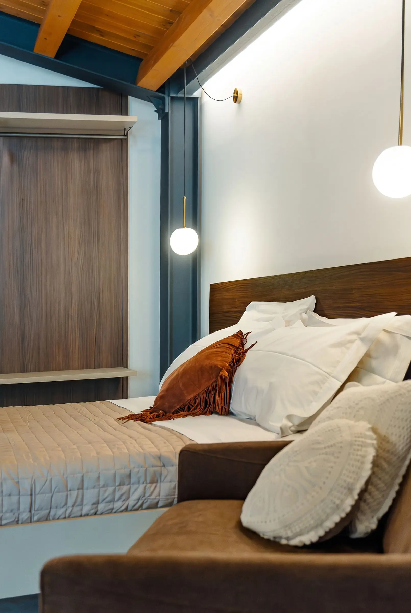 Il cuscino terracotta sul letto di Myrtus