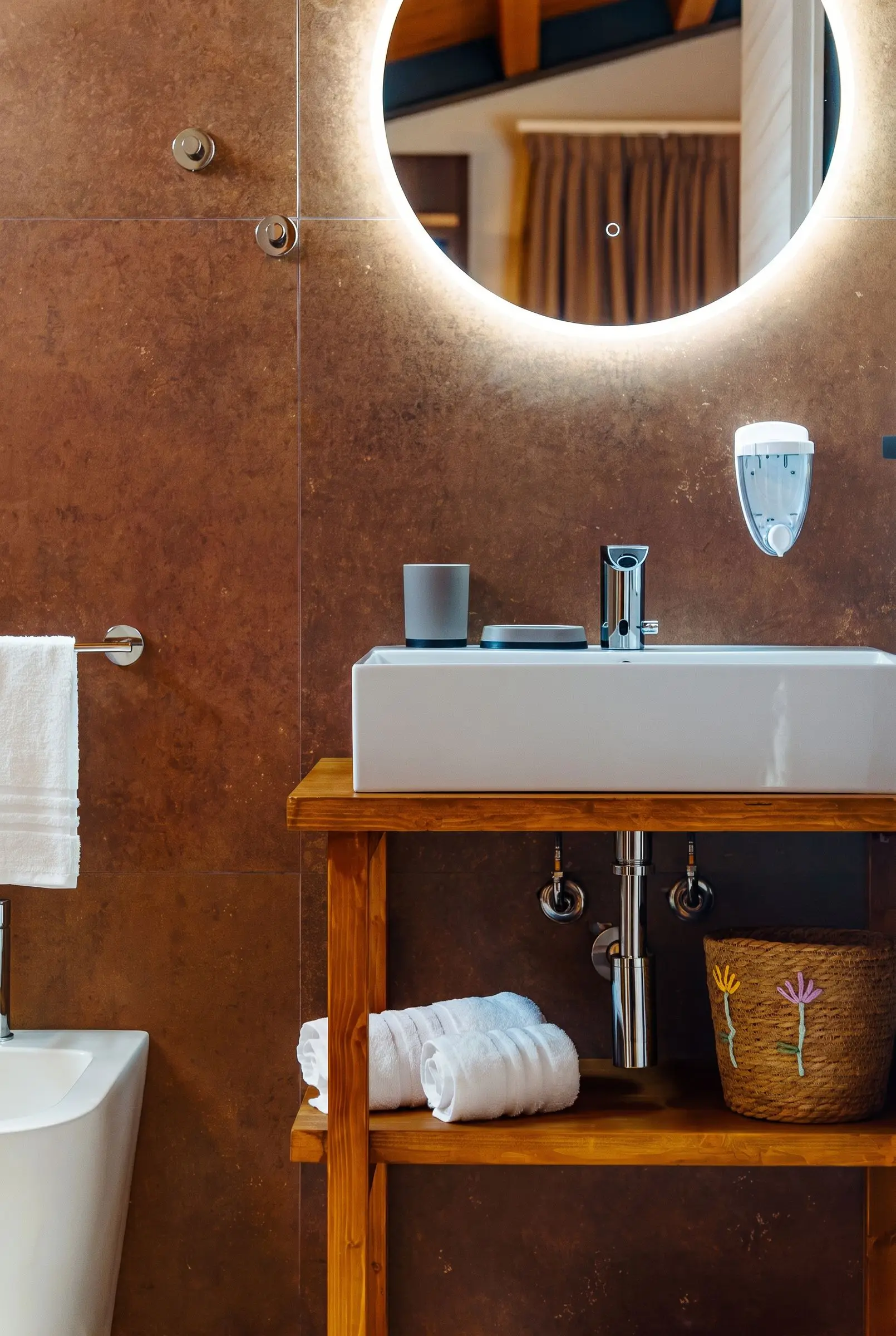 Il lavabo di Myrtus e lo specchio tondo retroilluminato