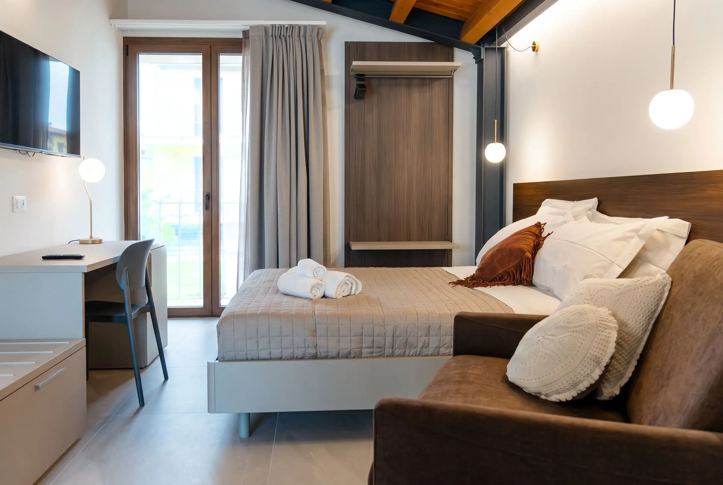 La camera Myrtus, il letto e la poltrona letto