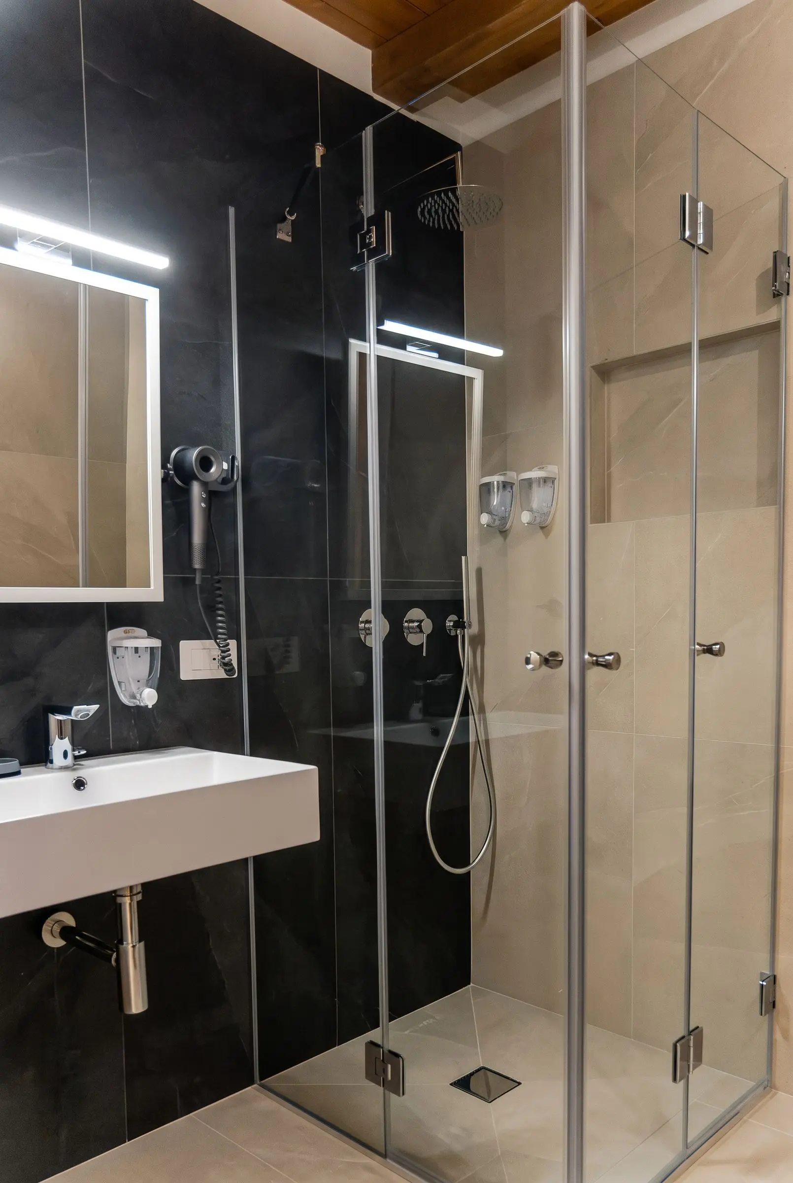 Il bagno di Olea, la doccia in vetro e il lavabo sospeso