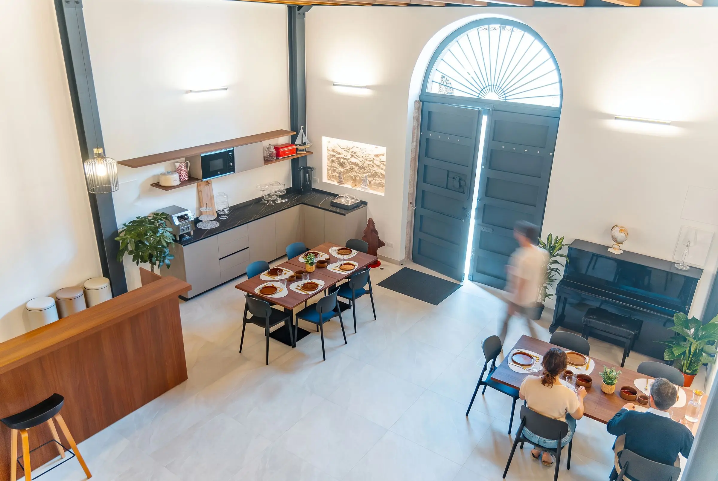 La sala della colazione e il portone ad arco visto da dentro