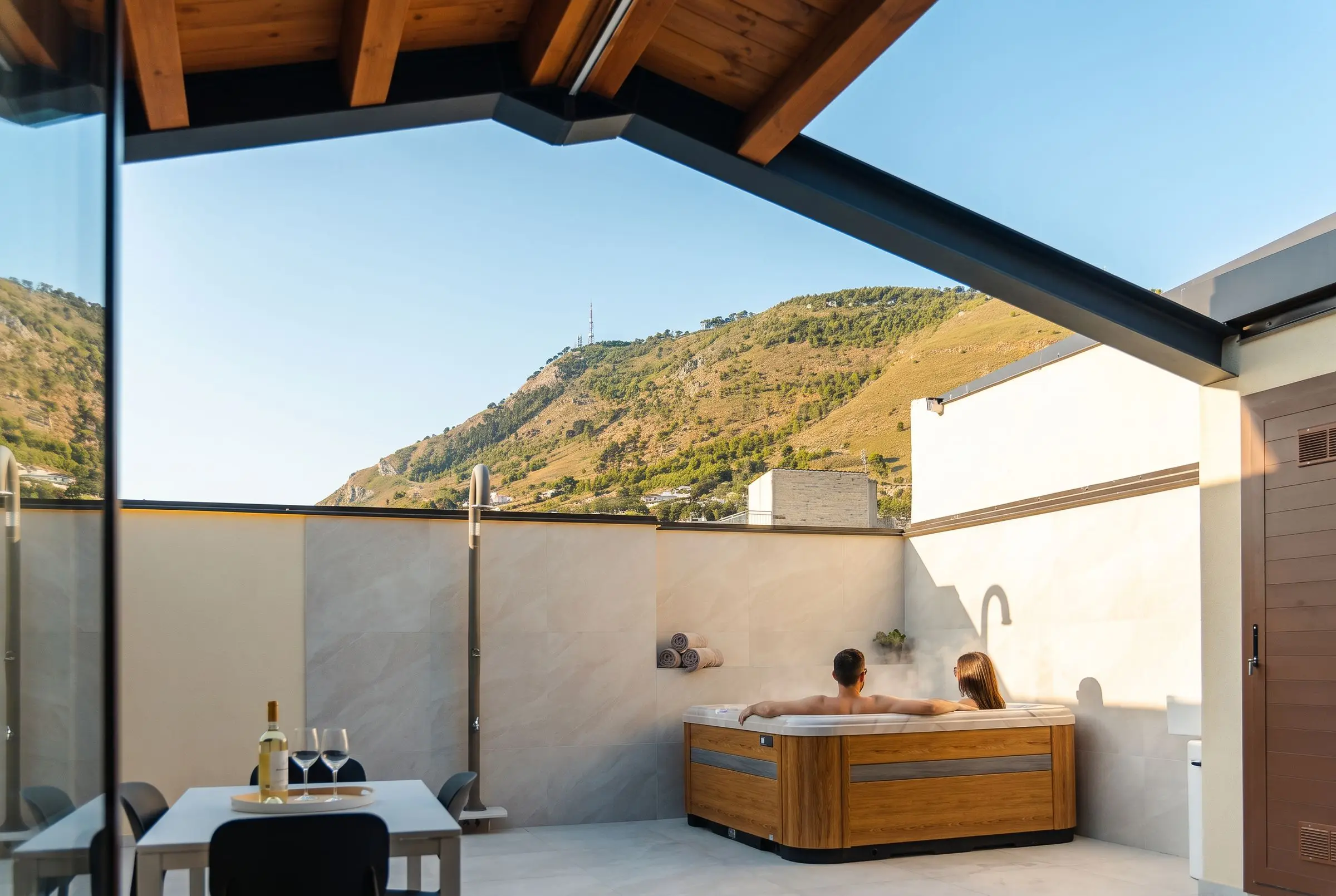 La pergola della terrazza e il monte Bonifato