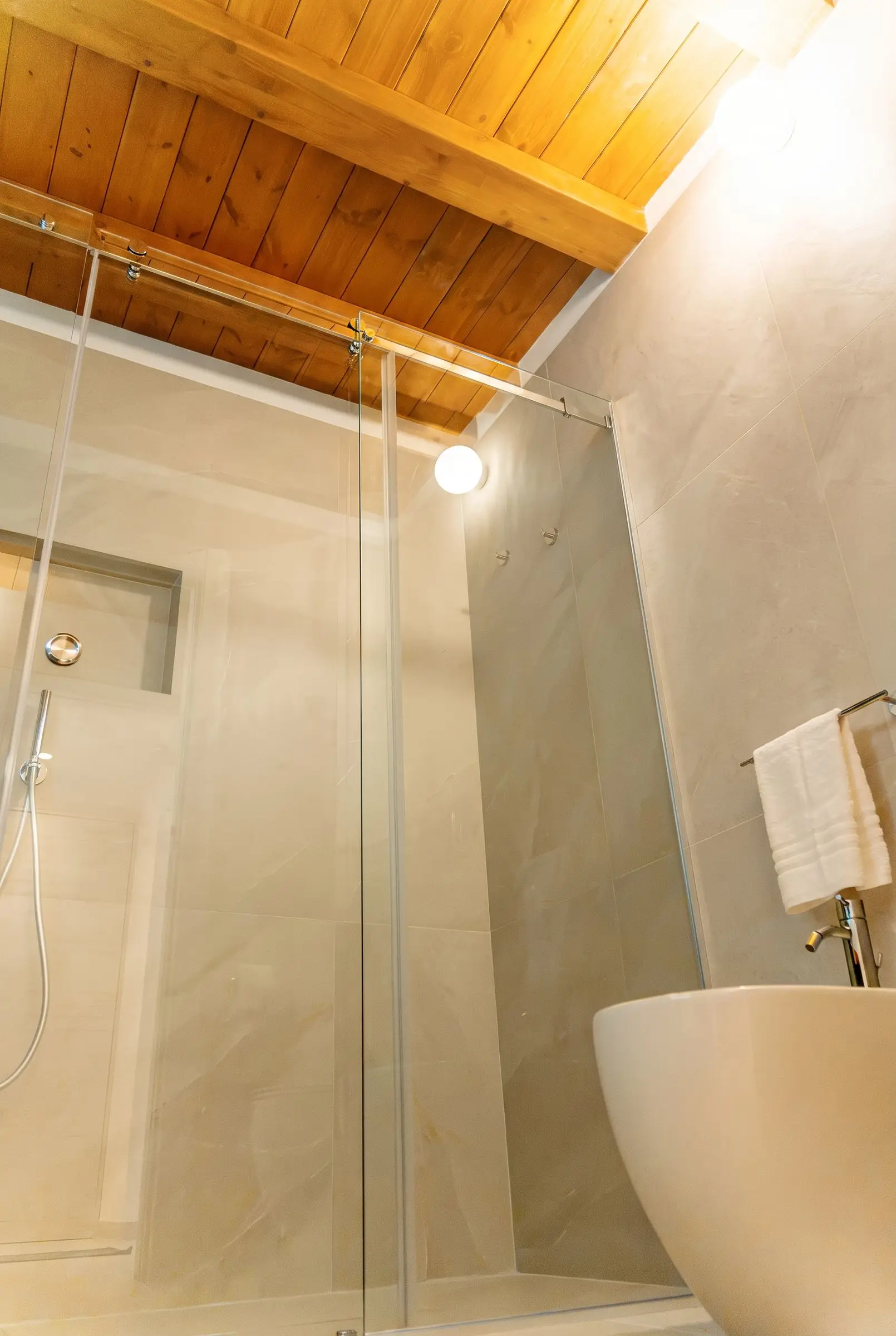 La doccia di Vitis sotto il soffitto in perline di legno