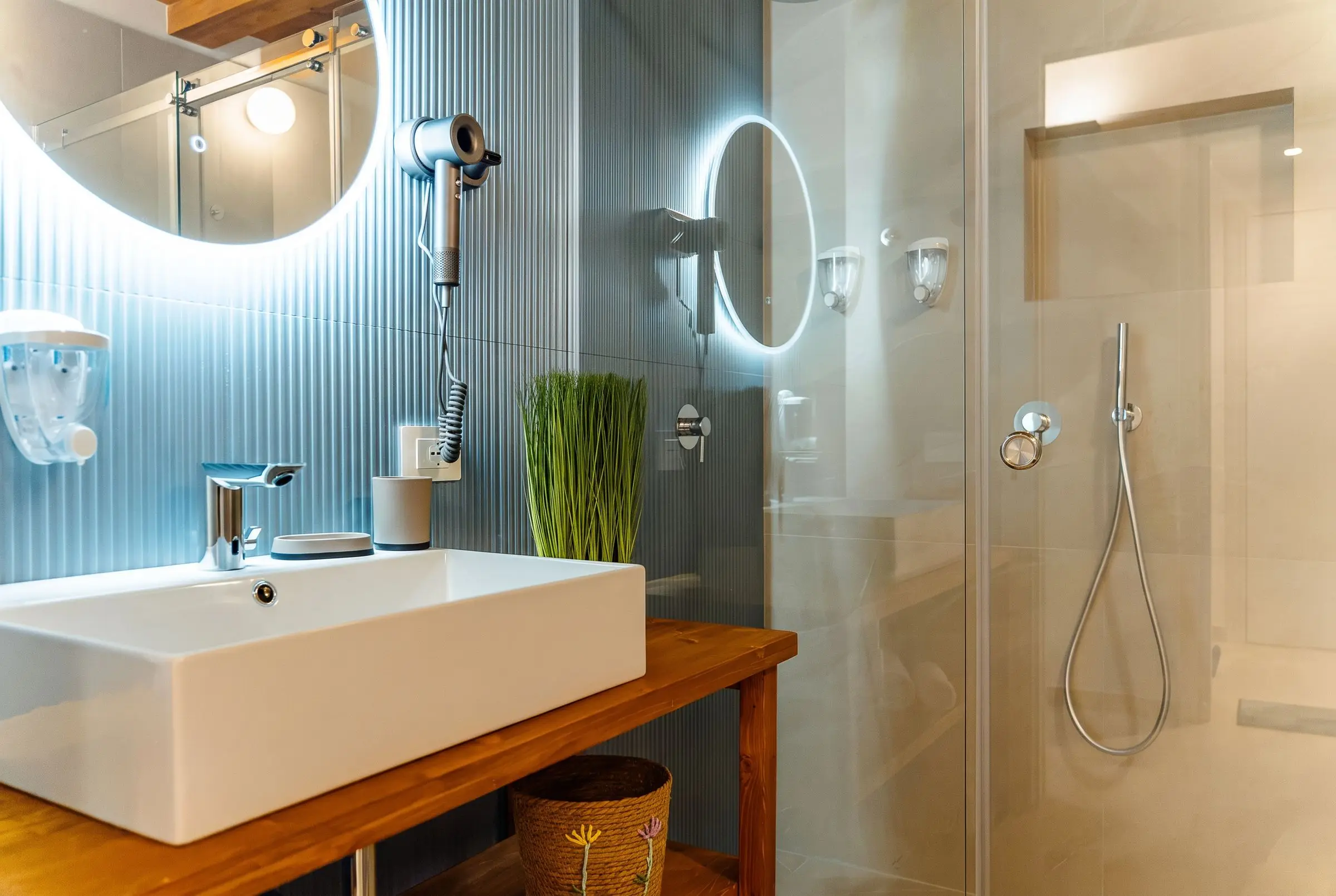 Il bagno della camera Vitis, il lavabo su piano in legno